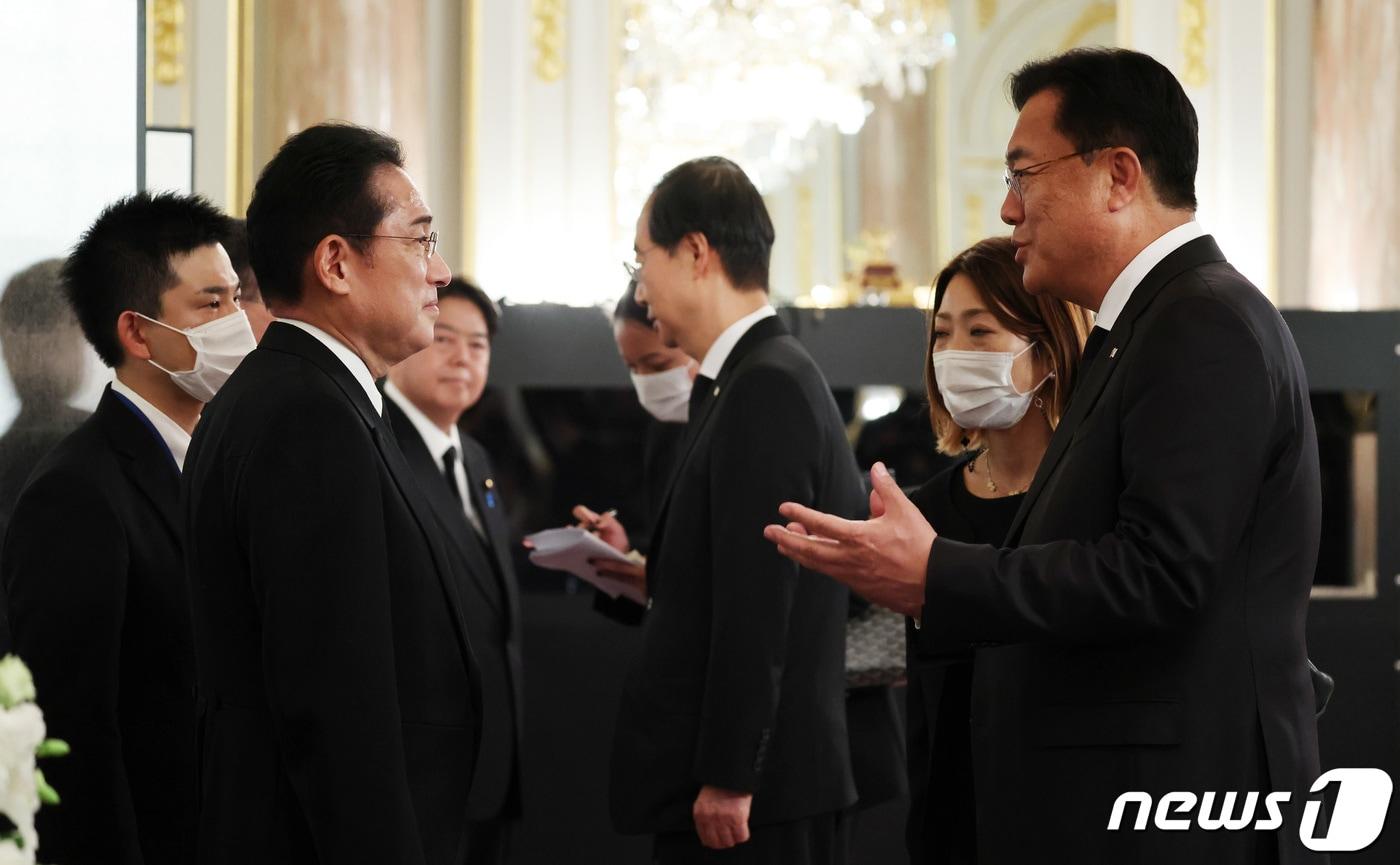 본문 이미지 - 정진석 국회부의장이 지난 27일 오후 도쿄 아카사카 영빈관에서 열린 환영 연회(리셉션)에 참석해 기시다 후미오 일본 총리와 인사를 나누고 있다. 2022.9.27/뉴스1 ⓒ News1 박지혜 기자