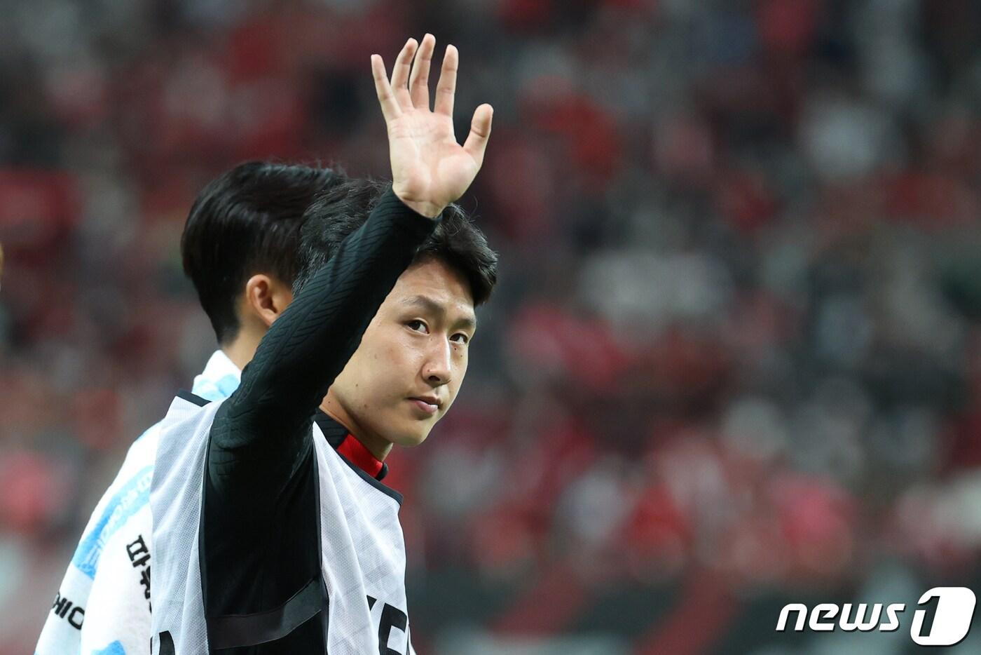 이강인이 27일 오후 서울 마포구 상암동 서울월드컵경기장에서 열린 축구 국가대표 평가전 대한민국과 카메룬의 경기를 마친 뒤 그라운드를 돌며 팬들에게 인사하고 있다. 이날 경기는 대한민국이 1대 0 승리, 이강인은 경기에 나서지 못했다. 2022.9.27/뉴스1 ⓒ News1 이광호 기자