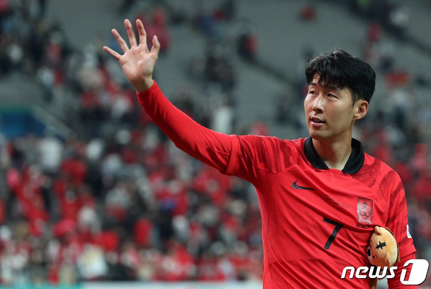 손흥민이 27일 오후 서울 마포구 상암동 서울월드컵경기장에서 열린 대한민국과 카메룬의 친선경기 후반전을 마친 뒤 팬들에게 감사 인사를 하고 있다. 이날 경기는 대한민국이 1대0 승리를 거뒀다. 2022.9.27/뉴스1 ⓒ News1 이동해 기자