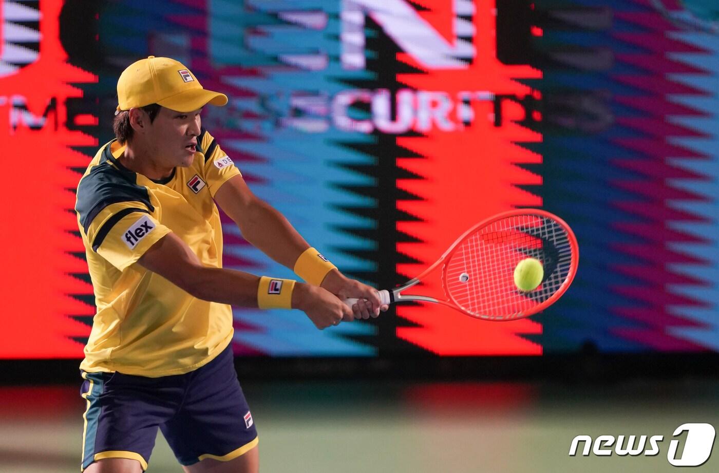 권순우(121위·당진시청)가 27일 오후 서울 송파구 올림픽공원 테니스코트에서 열린 남자프로테니스(ATP) 투어 유진투자증권 코리아오픈 단식 1회전 정윤성(426위·의정부시청)과의 경기에서 리턴시키고 있다. 권순우는 이날 경기에서 정윤성을 2-1로 제압하며 16강에 진출했다. (유진투자증권 코리아오픈 대회 조직위원회 제공) 2022.9.27/뉴스1 ⓒ News1 김진환 기자