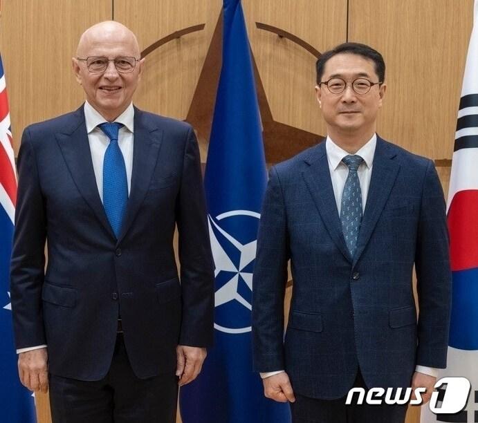 본문 이미지 - 미르체아 제오아나 나토 사무차장과 김건 외교부 한반도평화교섭본부장(오른쪽). (외교부 제공)