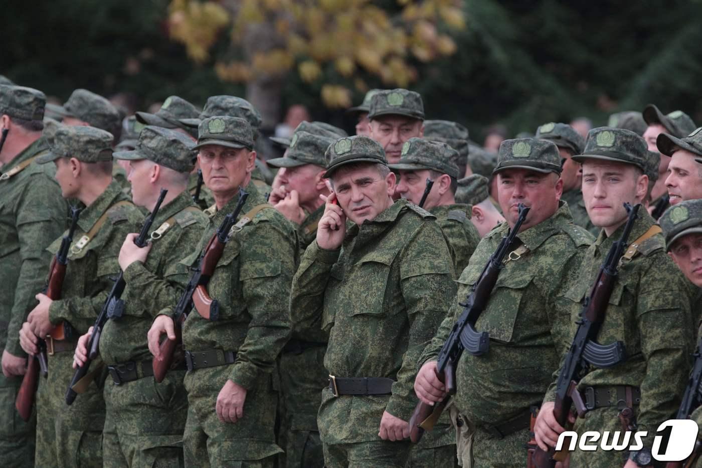 본문 이미지 - 27일(현지시간) 크름반도 세바스토폴에서 블라디미르 푸틴 러시아 대통령의 부분 동원령에 따라 징집된 예비군들이 작별식에 참석을 하고 있다. ⓒ AFP=뉴스1 ⓒ News1 우동명 기자