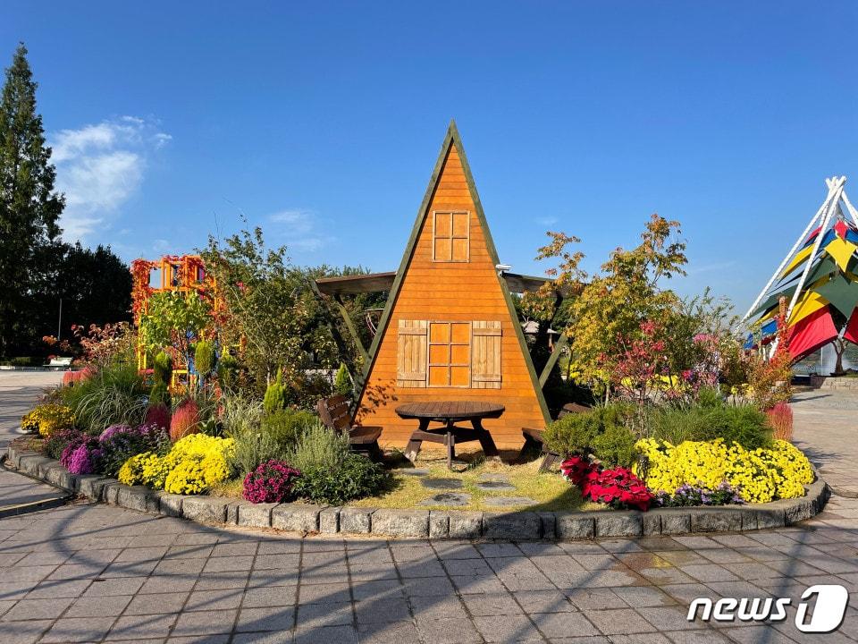 본문 이미지 - 일산호수공원 야외에 마련된 포토존. (고양국제꽃박람회 제공)