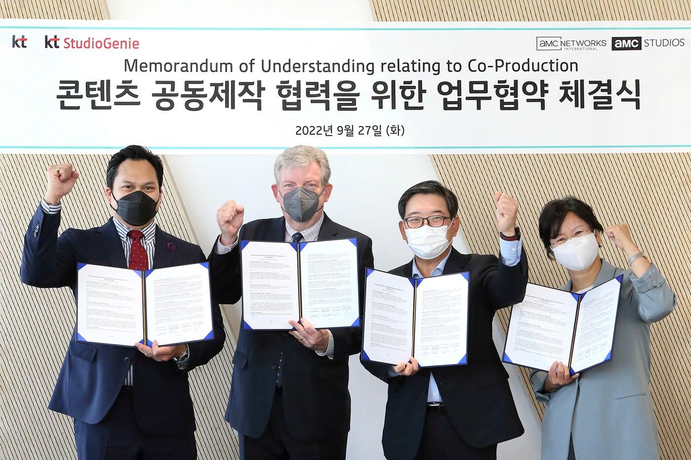 28일 KT는 KT스튜디오지니와 함께 AMC네트웍스 및 AMC스튜디오와 콘텐츠 제휴 협력 및 공동 제작을 위한 업무협약(MOU)을 체결했다고 밝혔다. 사진은 왼쪽부터 노엘 만자노 AMC네트웍스 글로벌 제작 총괄, 해롤드 그로넨탈 AMC네트웍스 부사장, 김훈배 KT 미디어플랫폼사업본부장 전무, 김철연 KT스튜디오지니 대표가 기념사진을 찍는 모습 (KT 제공)