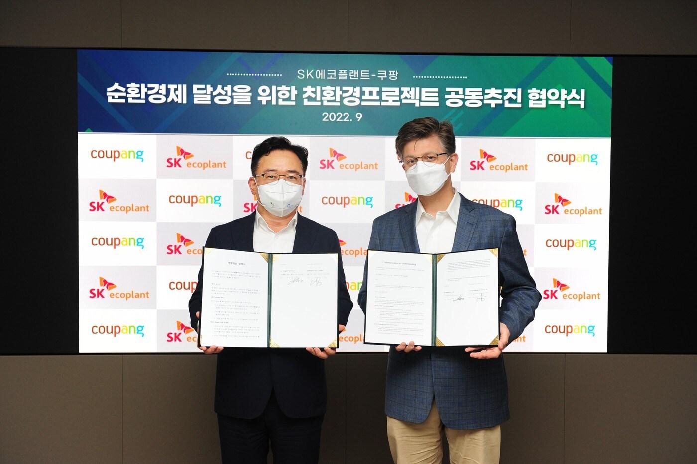 박경일 SK에코플랜트 사장&#40;좌&#41;과 라이언 브라운 CFS 대표이사&#40;우&#41;가 데이터에 기반한 친환경 폐기물 관리 프로젝트 공동 추진을 약속하는 양해각서 체결식에 참석했다.&#40;쿠팡 제공&#41;