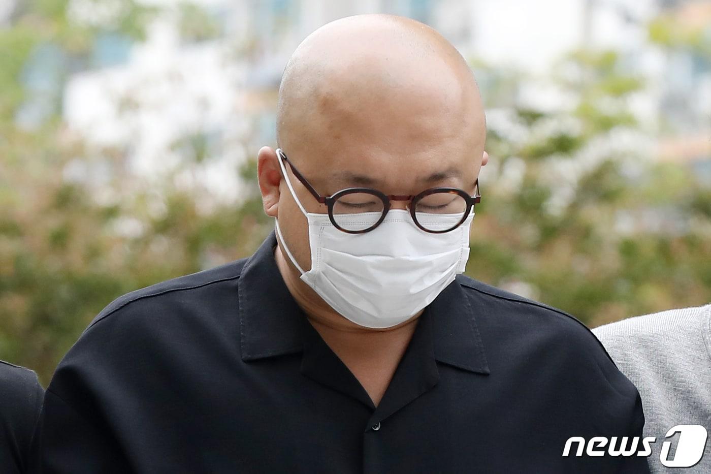 필로폰 투약 혐의를 받는 작곡가 겸 가수 돈 스파이크(45·본명 김민수)가 28일 오전 서울 도봉구 서울북부지방법원에서 열린 영장실질심사에 출석하고 있다. 경찰은 지난 26일 오후 서울 강남의 한 호텔에서 돈 스파이크를 체포했다. 검거 당시 돈 스파이크가 소지하고 있던 필로폰 양은 30g인 것으로 전해졌다. 통상 1회 투약량이 0.03g인 것을 고려했을 때, 이는 약 1000회분에 해당한다. 2022.9.28/뉴스1 ⓒ News1 민경석 기자