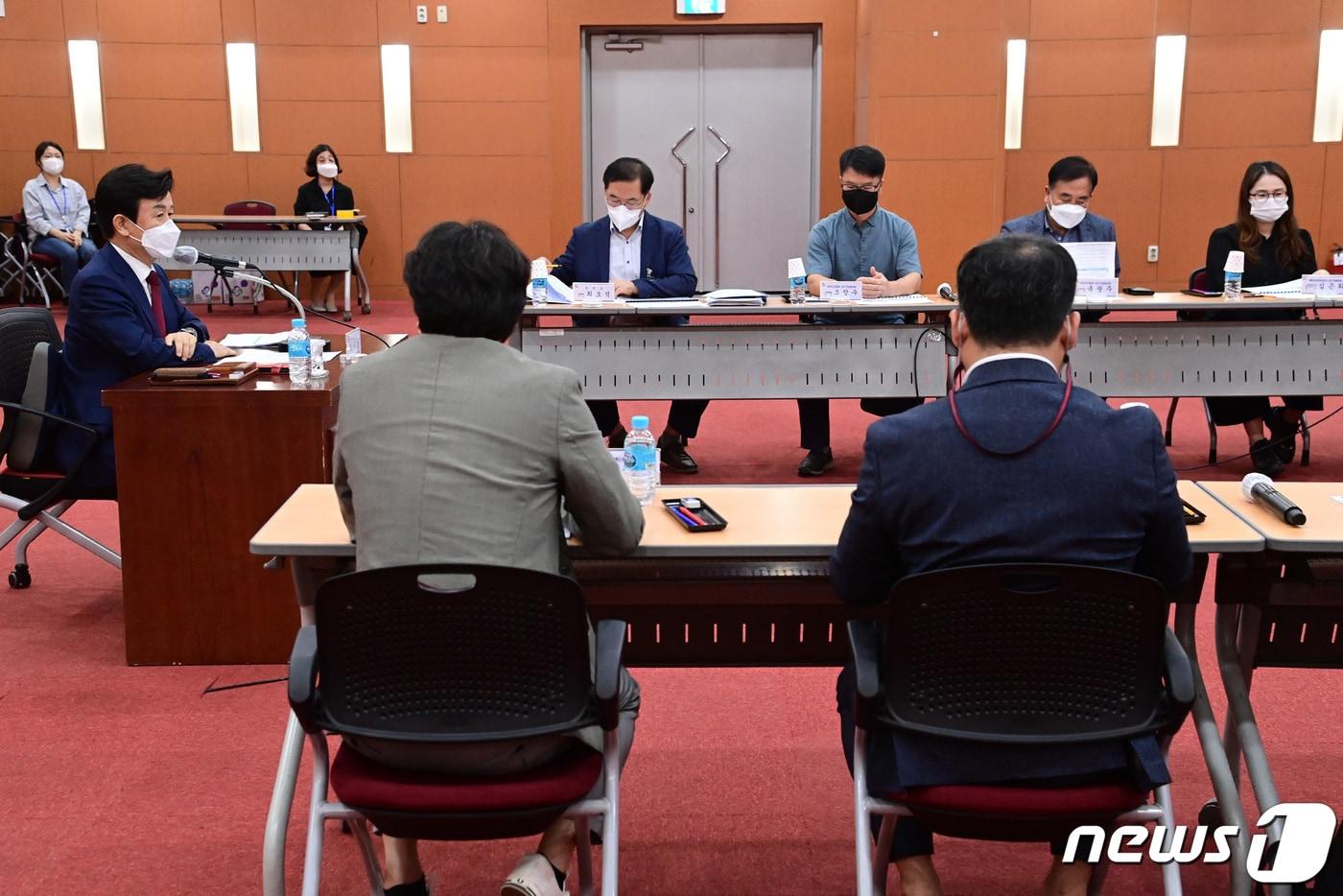 진주시가  27일 시청 시민홀에서 '진주 바이오특화 공공임대형 지식산업센터 건립 타당성조사 및 기본계획 수립용역' 최종 보고회를 하고 있다(진주시 제공).