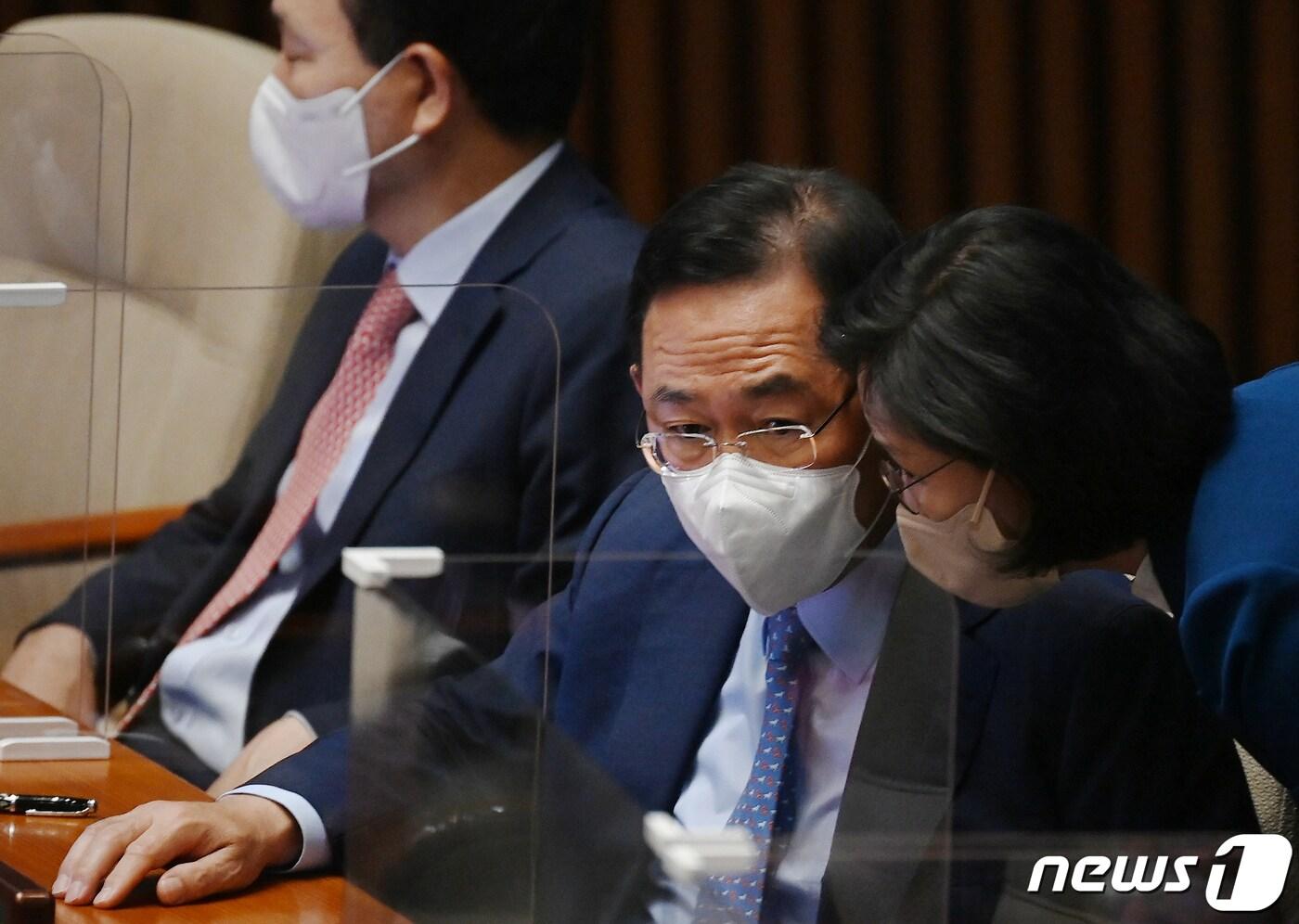 본문 이미지 - 주호영 국민의힘 원내대표가 28일 오전 서울 영등포구 국회의사당에서 열린 본회의에서 동료 의원들과 대화를 나누고 있다. (공동취재) 2022.9.28/뉴스1 ⓒ News1 허경 기자