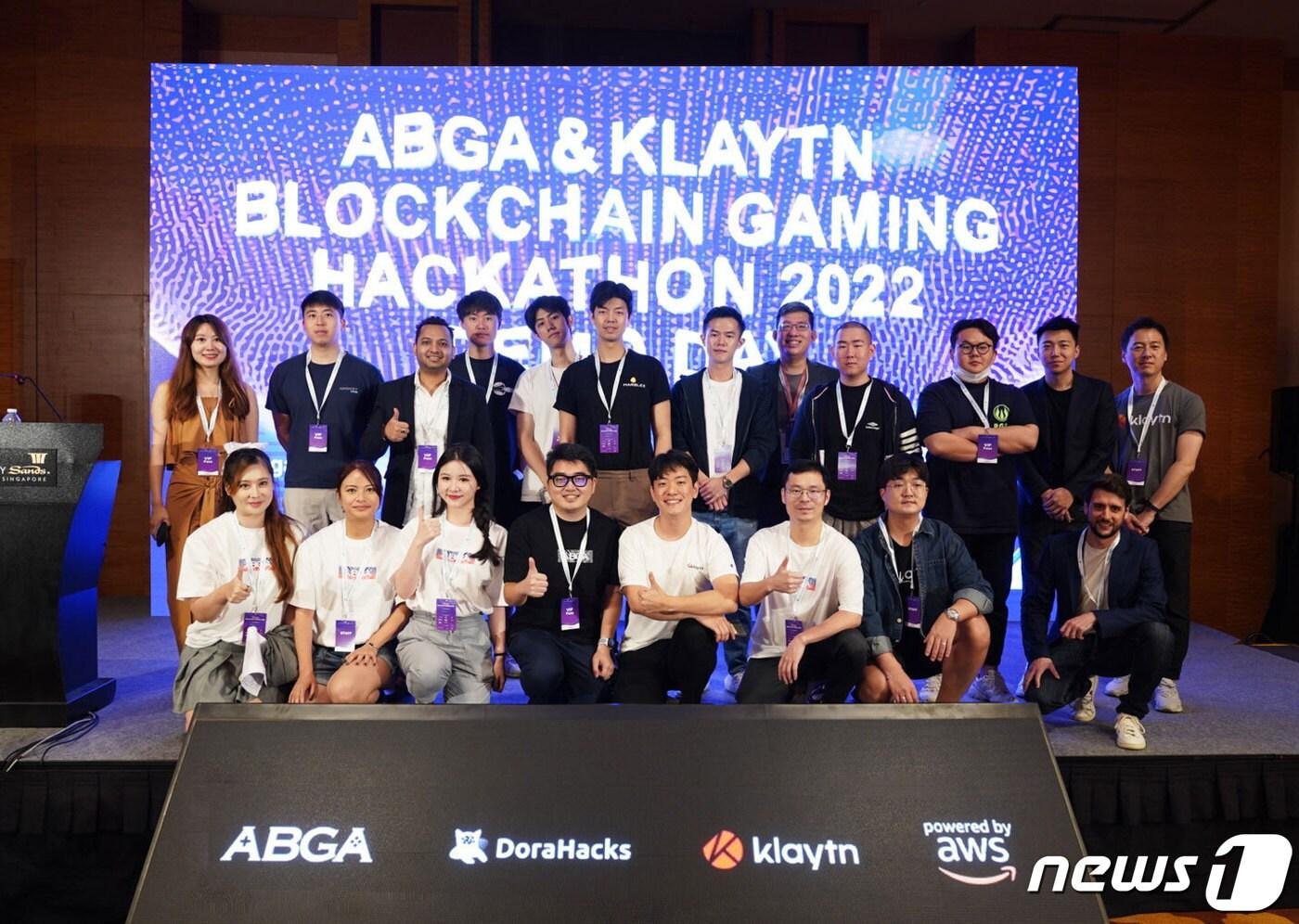 클레이튼과 ABGA가 함께한 ‘블록체인 게임 해커톤 2022’ 시상식 기념 촬영 모습. (클레이튼 측 자료 제공)