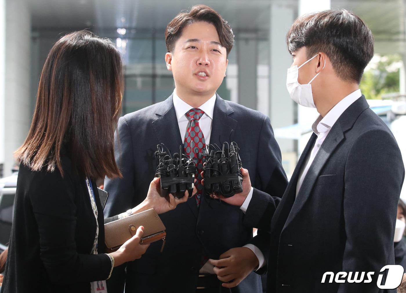 본문 이미지 - 이준석 국민의힘 전 대표가 28일 서울 양천구 서울남부지방법원에서 열린 국민의힘 당헌 효력 정지 가처분 심문에 출석하며 입장을 밝히고 있다. 서울남부지법 민사51부(황정수 수석부장판사)는 이날 이 전 대표가 국민의힘과 정진석 비대위원장 및 비대위원 6명을 상대로 낸 3∼5차 가처분 신청 사건을 심문한다. 2022.9.28/뉴스1 ⓒ News1 송원영 기자