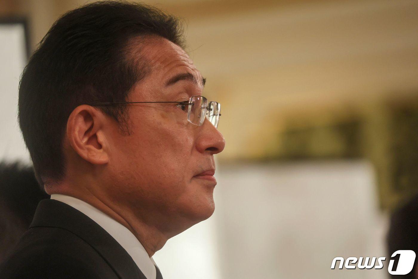 본문 이미지 - 기시다 후미오 일본 총리가 27일(현지시간) 도쿄의 아카사카 영빈관에서 카멀라 해리스 미국 부통령의 아베 신조 전 총리 조문을 받고 있다. ⓒ AFP=뉴스1 ⓒ News1 우동명 기자