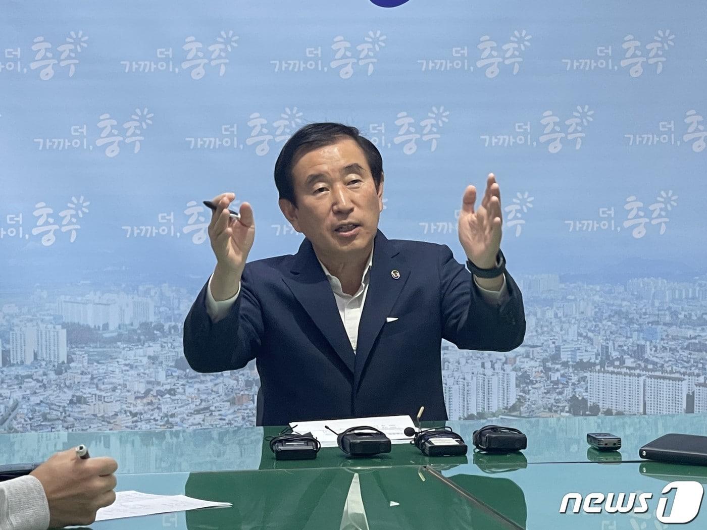 본문 이미지 - 28일 조길형 충북 충주시장이 시청 브리핑룸에서 기자 간담회를 열고 충북도의 '바다 없는 충북 지원 특별법 제정'에 관한 생각을 밝히고 있다.2022.9.28/뉴스1