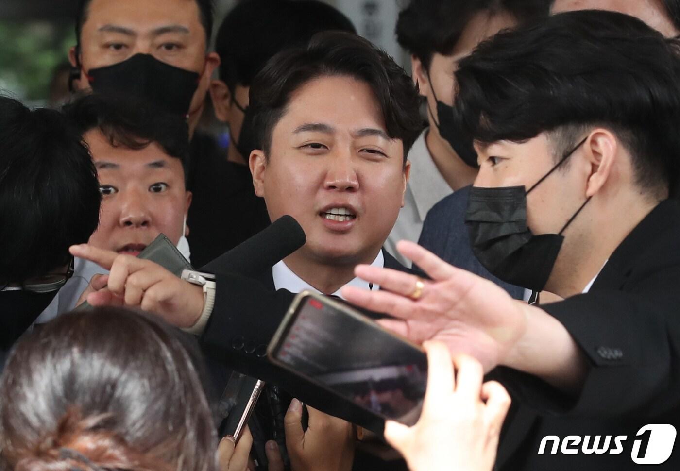본문 이미지 - 이준석 국민의힘 전 대표가 28일 서울 양천구 서울남부지방법원에서 열린 국민의힘 당헌 효력 정지 가처분 심문을 마치고 법원을 나서며 취재진의 질문을 받고 있다.  2022.9.28/뉴스1 ⓒ News1 송원영 기자
