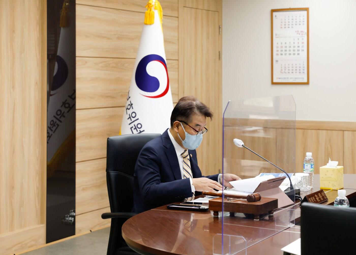 본문 이미지 - 28일 개인정보보호위원회는 제16차 전체회의를 열고 개인정보보호협회가 제출한 '온라인 쇼핑(셀러툴) 민관협력 자율규제 규약안'을 심의·의결했다고 밝혔다. 사진은 윤종인 개인정보보호위원장이 모두발언을 하는 모습 (개보위 제공)