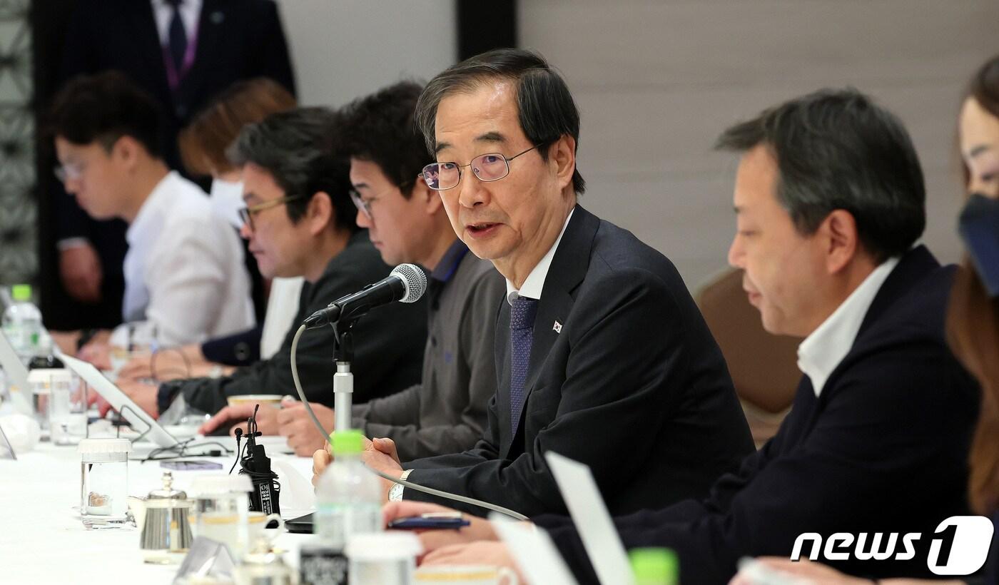 본문 이미지 - 한덕수 국무총리가 28일 오후 일본 도쿄 제국호텔에서 열린 기자간담회에서 취재진 질문에 답하고 있다. 2022.9.28/뉴스1 ⓒ News1 박지혜 기자