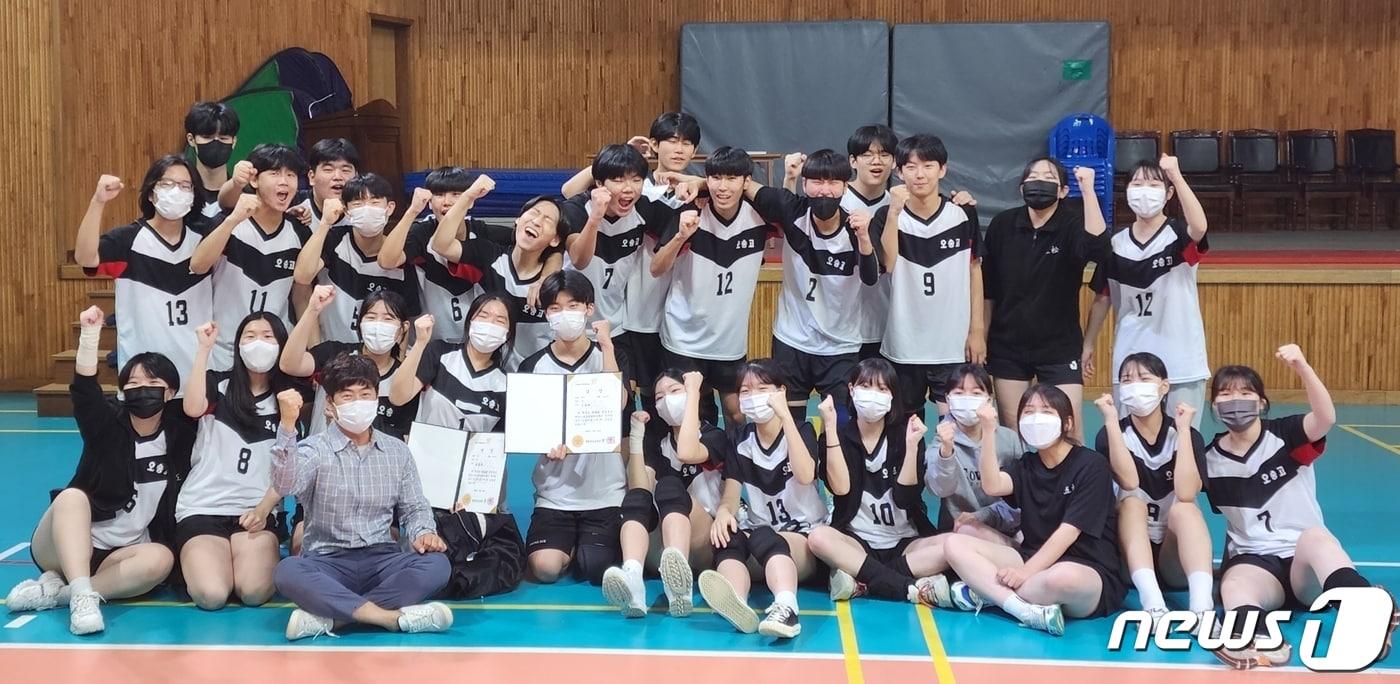청주 오송고등학교(교장 조선진)는 28회 충북학교스포츠클럽 배구대회에서 남·여고등부 동반 우승을 달성했다(충북교육청 제공) / 뉴스1