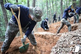 본문 이미지 - 28일 경기 의왕시 모락산 일대에서 국방부 유해발국감식단과 군단 유해발굴팀, 육군 제51보병사단 철마부대 장병들이 유해발굴을 하고 있다. 2022.9.28/뉴스1 ⓒ News1 김영운 기자