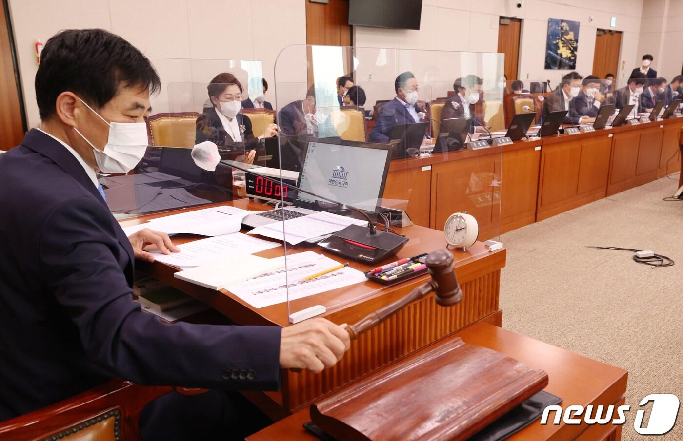 본문 이미지 - 28일 국회에서 열린 국토교통위원회전체회의에서 김민기 위원장이 의사봉을 두드리고 있다. 이날 회의에서는 2022년도 국정감사 증인 등 추가 출석요구의 건 등을 논의했다. (공동취재) 2022.9.28/뉴스1 ⓒ News1 허경 기자