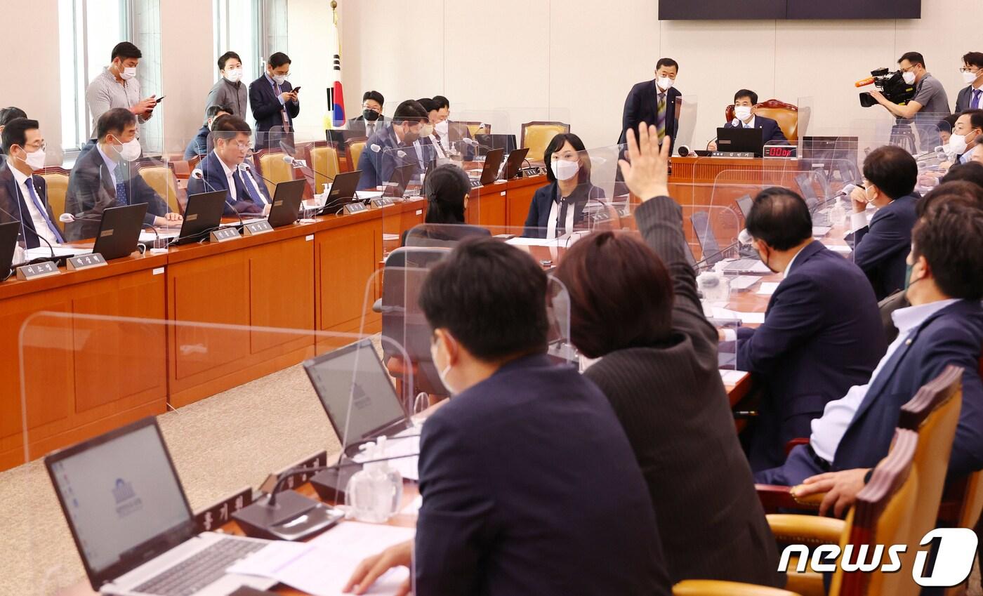 심상정 정의당 의원이 국회에서 열린 국토교통위원회전체회의에서 의사진행 발언을 신청하고 있다. (공동취재) 2022.9.28/뉴스1 ⓒ News1 허경 기자