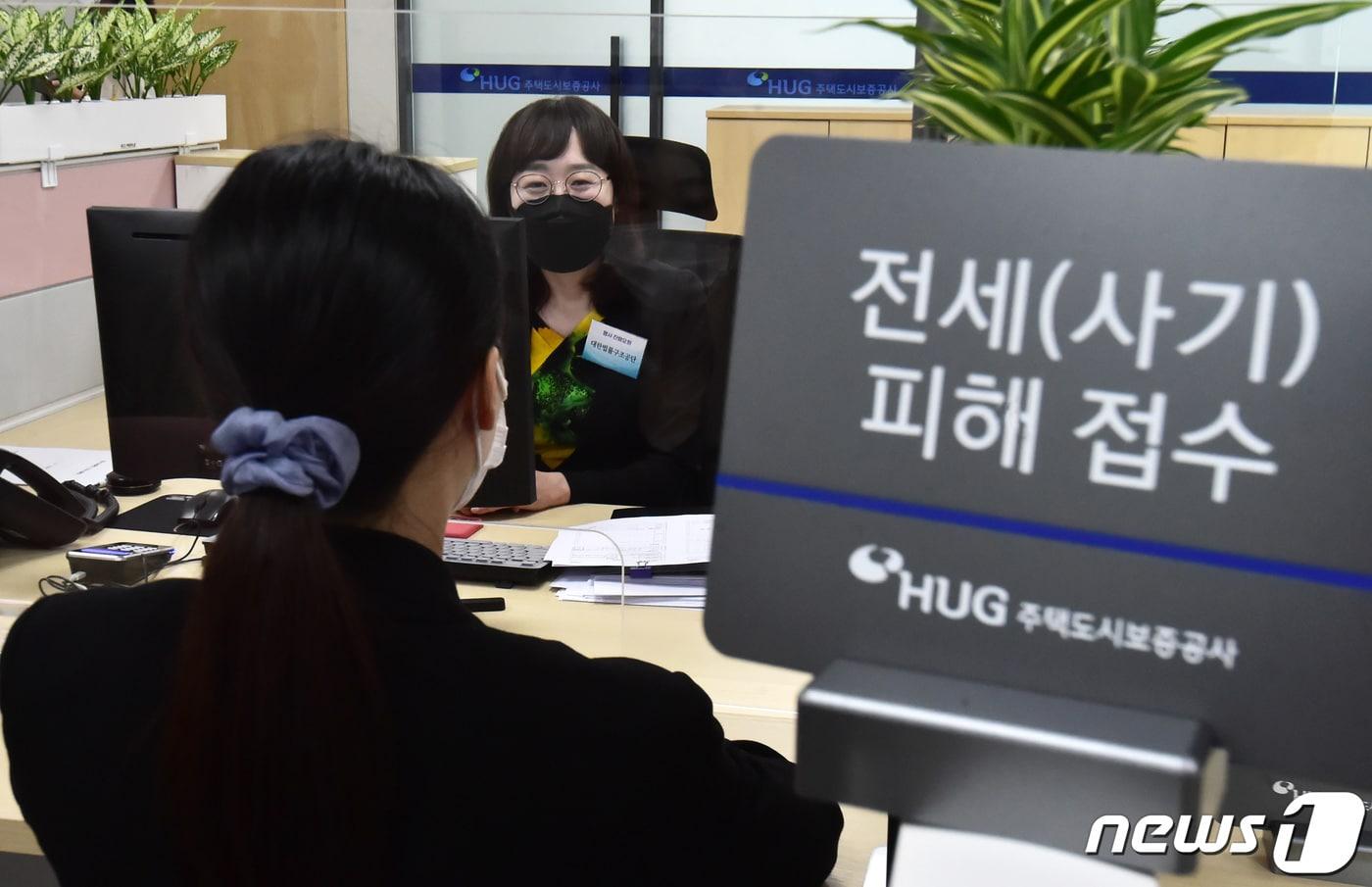 서울 강서구 대한상공회의소 내 위치한 전세피해 지원센터에서 한 시민이 전세(사기) 피해 접수 관련 대한법률구조공단의 상담을 받고 있다. (공동취재) 뉴스1 ⓒ News1 이승배 기자