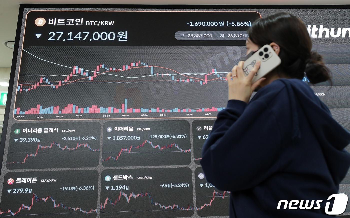 28일 서울 서초구 빗썸 고객센터에 설치된 전광판으로 비트코인 등 주요 가상자산(암호화폐)의 가격이 표시되고 있다. 2022.9.28/뉴스1 ⓒ News1 박세연 기자