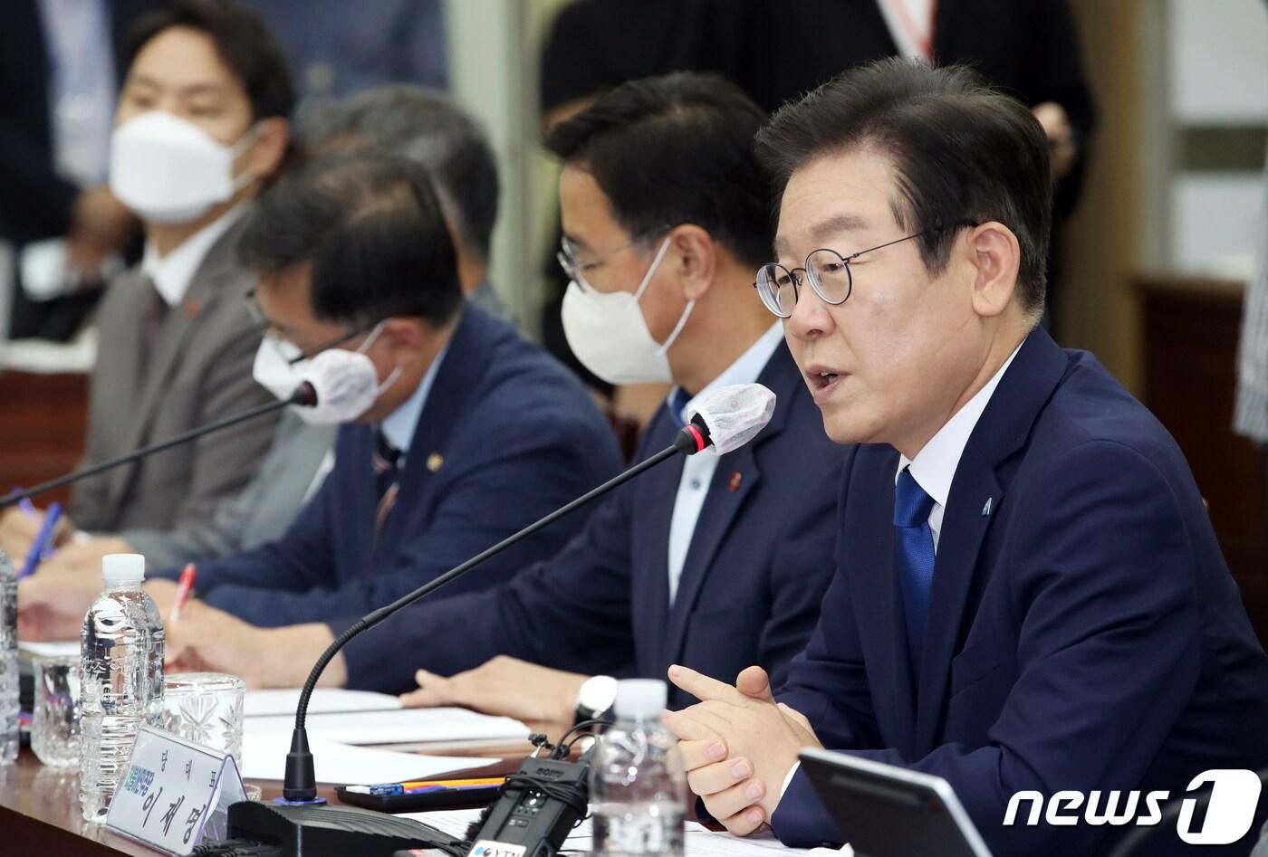 본문 이미지 - 이재명 더불어민주당 대표가 28일 오후 제주도청 탐라홀에서 열린 더불어민주당-제주도 예산정책협의회에 참석해 인사말을 하고 있다. 2022.9.28/뉴스1 ⓒ News1 오현지 기자