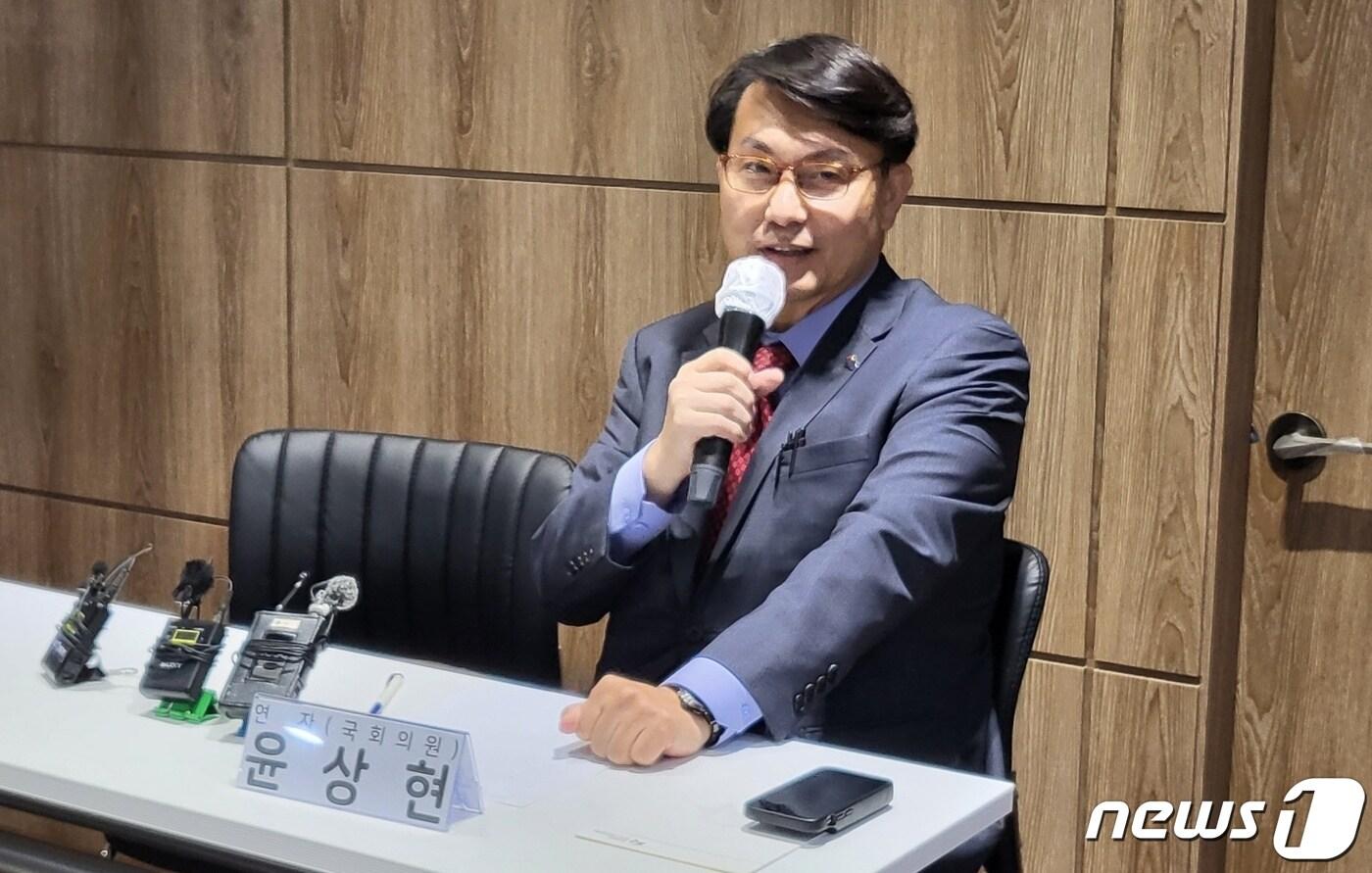 본문 이미지 - 윤상현 국민의힘 의원(인천 동구미추홀구을)이 28일 대구 한방의료체험타운에서 청년4.0포럼에 소속된 청년 위원들과 토크콘서트를 하며 질문에 답하고 있다. 2022.9.28/뉴스1 ⓒ News1 남승렬 기자