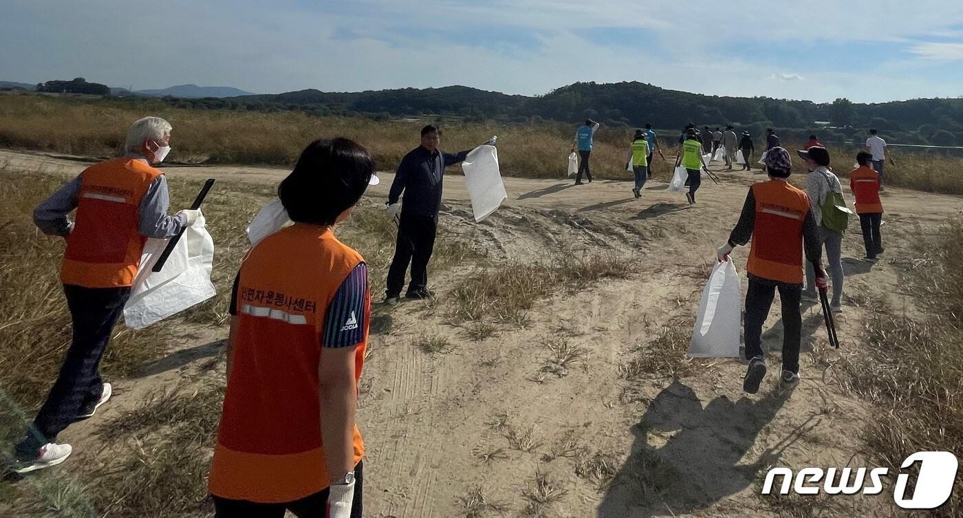 본문 이미지 - 한강청과 여주시, 한국수자원공사 임직원들이 28일 한강 상류 여주저류지 일대에서 쓰레기 정화활동을 하고 있다.(한강청 제공)  