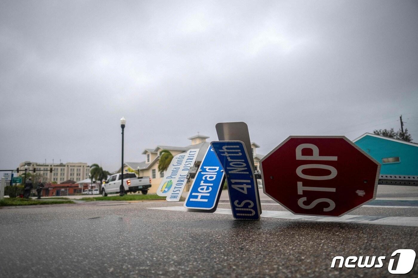 본문 이미지 - 28일(현지시간) 미국 플로리다주 서부 해안 도시 푼타고르다에 허리케인 이언이 지나가자 도로 표지판이 강풍을 이기지 못하고 쓰러진 모습이다. 미국 국립허리케인센터(NHC)에 따르면 이언은 이날 오후 3시쯤 강한 비바람을 동반하며 플로리다 서부 연안에 상륙했다. ⓒ AFP=뉴스1 ⓒ News1 김성식 기자
