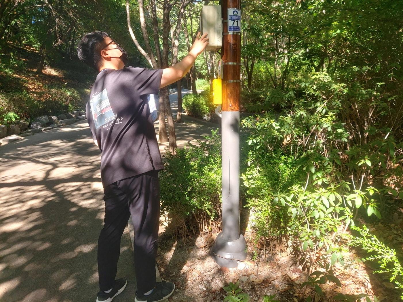 본문 이미지 - 서울 도봉구는 등산객이 많아지는 본격적인 가을철을 맞아 26일부터 30일까지 지역 내 둘레길의 안전 점검에 나선다고 29일 밝혔다. (도봉구 제공)