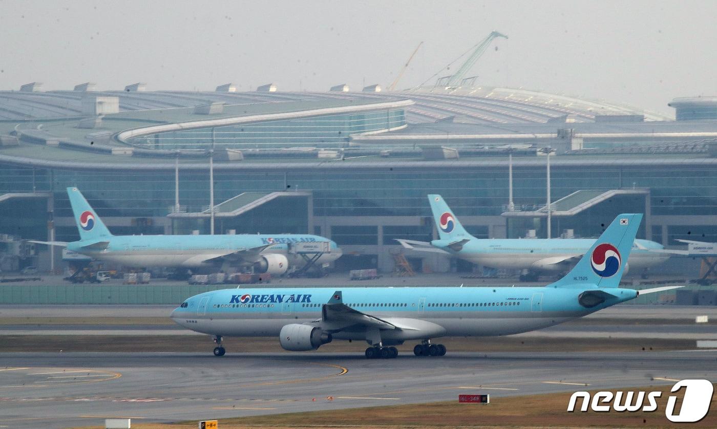 본문 이미지 - 인천국제공항 제2여객터미널의 대한항공 여객기.(뉴스1 자료사진)ⓒ News1 임세영 기자