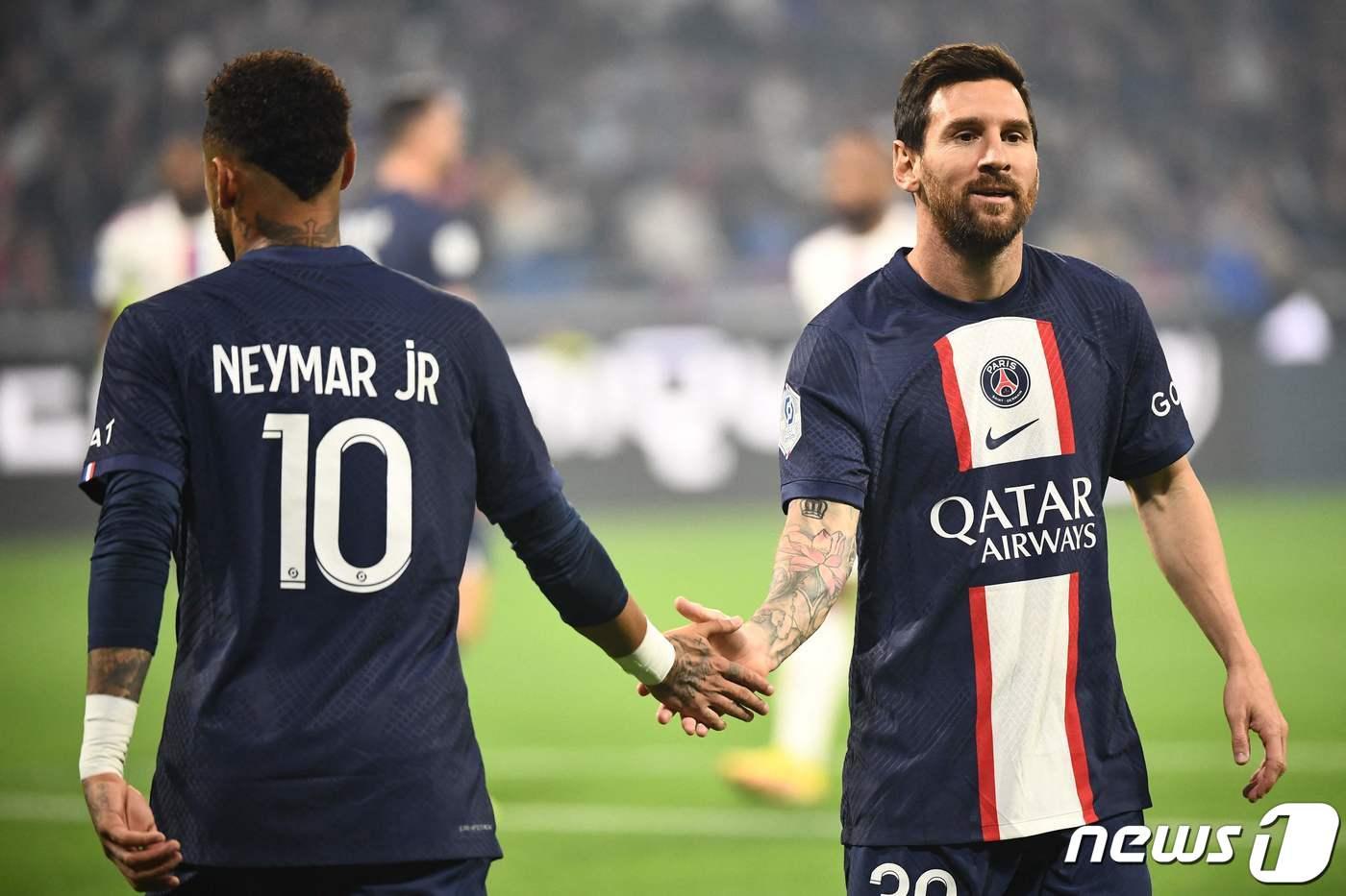 본문 이미지 - PSG 공격수 메시(오른쪽) ⓒ AFP=뉴스1