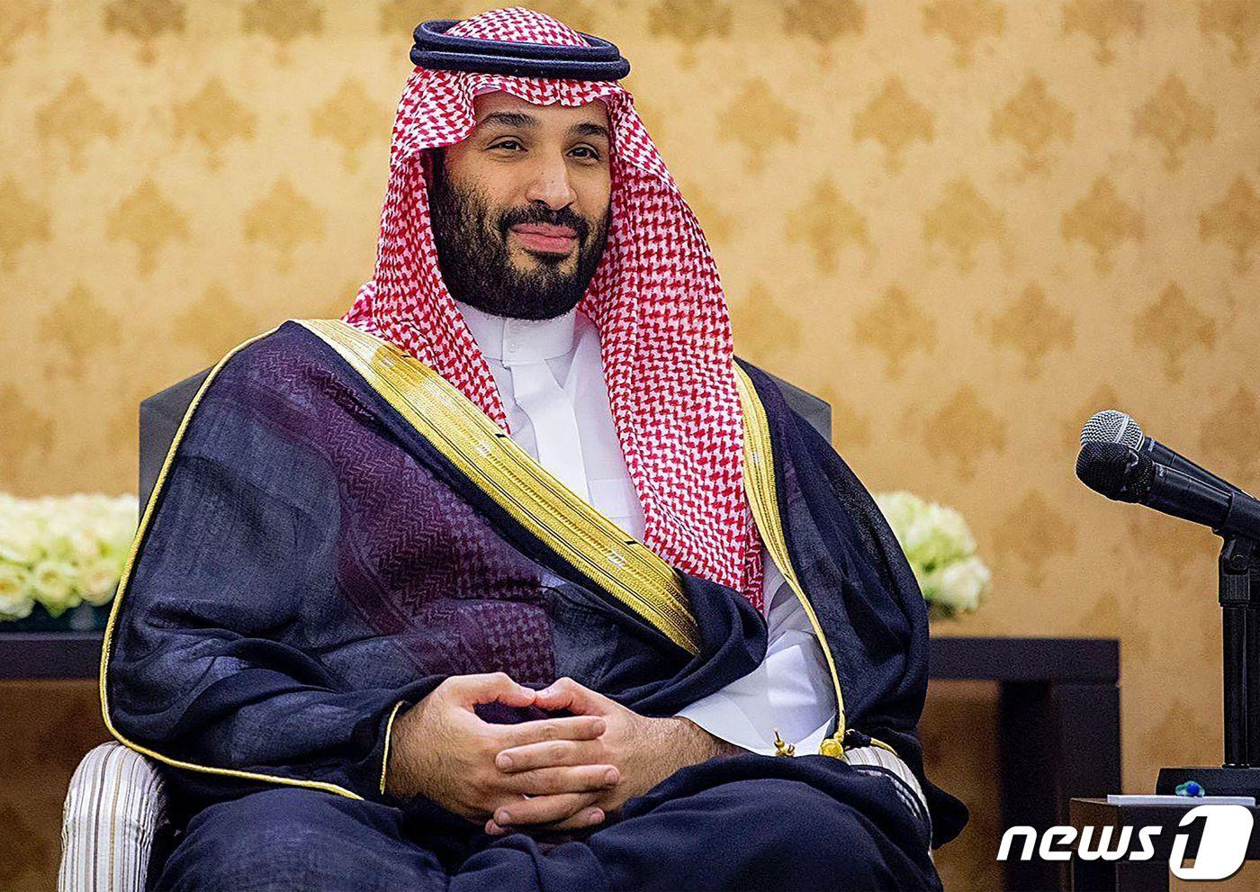 무함마드 빈 살만 사우디아라비아 왕세자 겸 신임 총리가 27일 (현지시간) 홍해 도시 제다의 국방부에서 열린 회의에 참석을 하고 있다. ⓒ AFP=뉴스1 ⓒ News1 우동명 기자