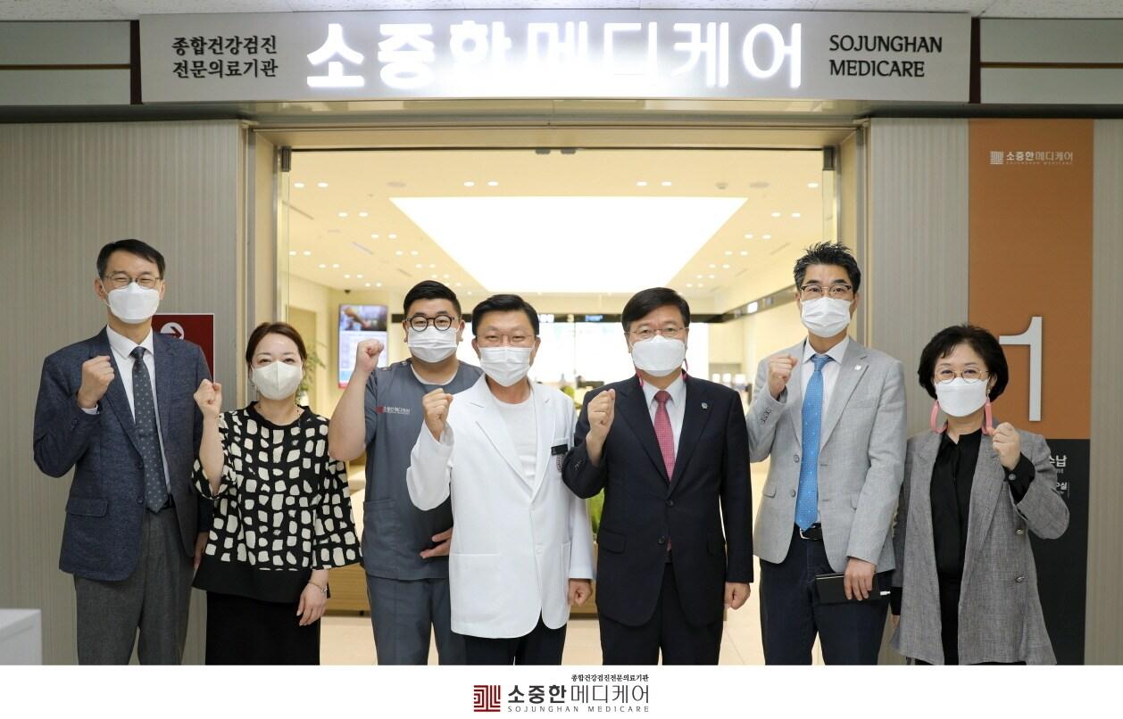 본문 이미지 - 한림대학교강남성심병원 관계자들이 23일 협력병원인 소중한메디케어를 방문해 '빠른치료연계'를 논의했다.(한림대강남성심병원 제공) 