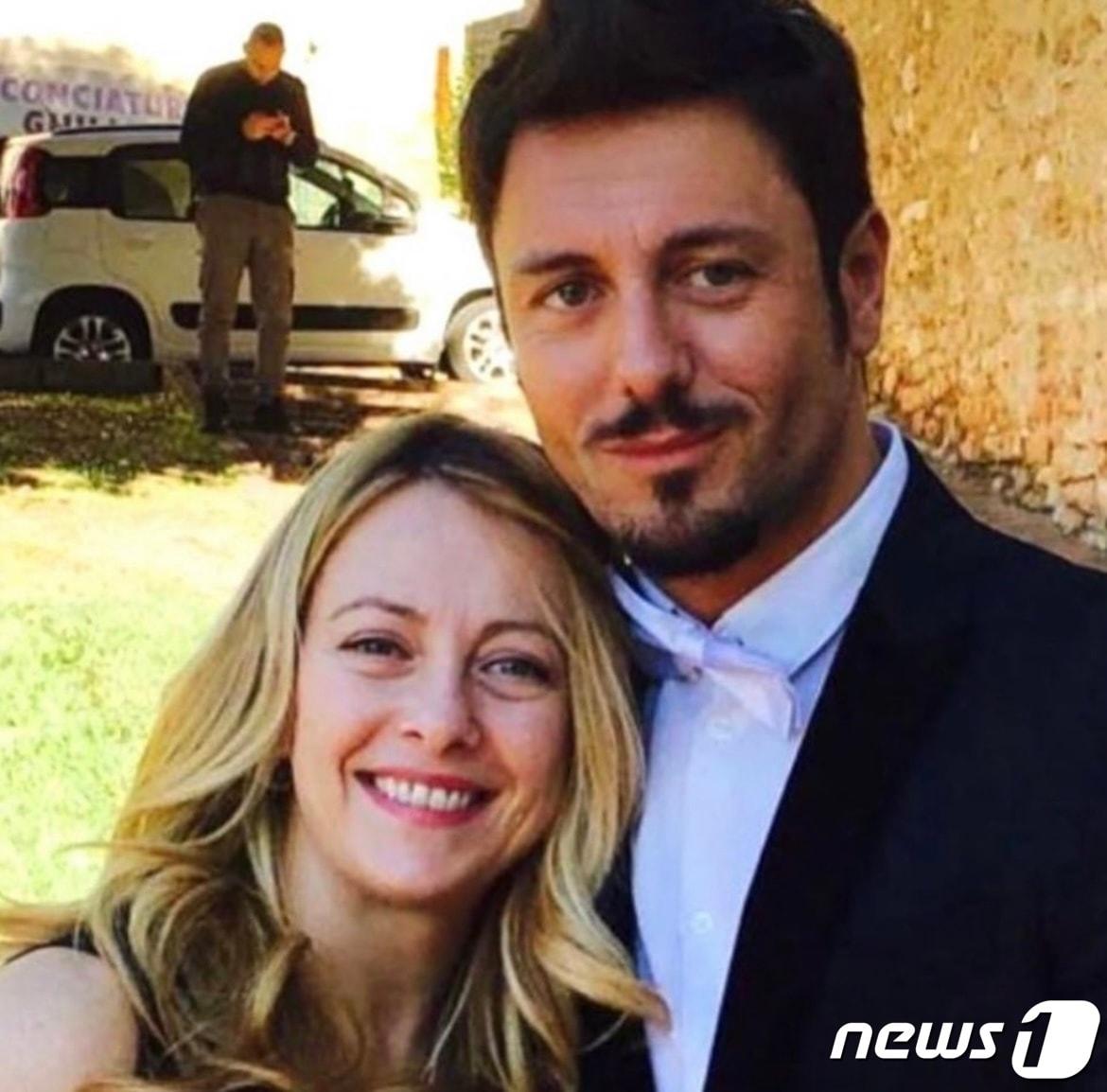 본문 이미지 - 이탈리아에 최초로 여성 총리가 당선 되면서 ‘퍼스트젠틀맨’에 대한 관심이 높다. 왼쪽은 조르자 멜로니 신임 이탈리아 총리, 오른쪽은 그의 사실혼 동거인 안드레아 잠브루노. (361 magazine 인스타그램 캡쳐 갈음)