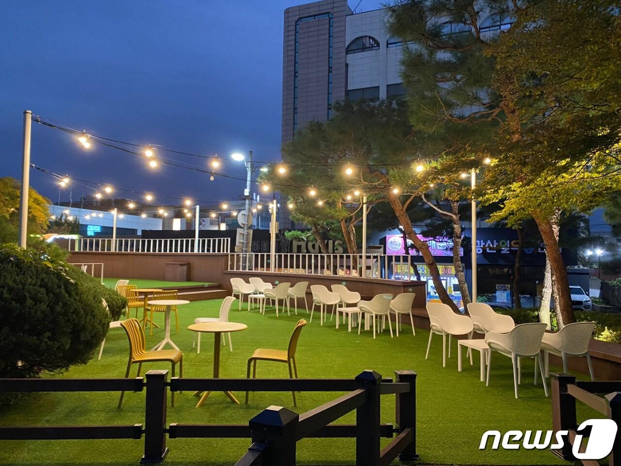 본문 이미지 - 광주 광산구청 앞마당 '갬성 카페'의 모습. (광산구 제공) 2022.9.29/뉴스1