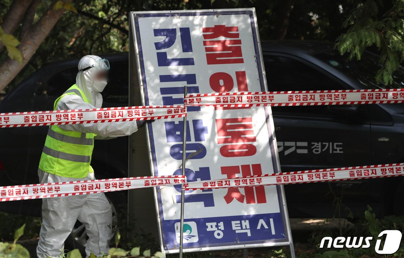 본문 이미지 - 한 양돈농장 입구에서 방역당국 관계자가 출입을 통제하고 있다. ⓒ News1 김영운 기자