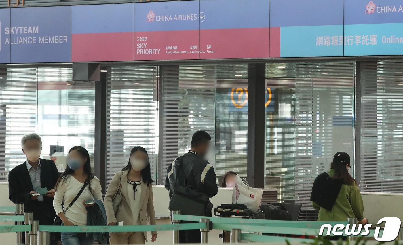 인천국제공항 제2터미널에서 여행객들이 대만행 비행기를 타기 위해 출국 수속을 받고 있다. <자료사진>2022.9.29/뉴스1 ⓒ News1 임세영 기자