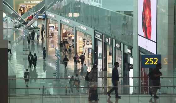 본문 이미지 - 29일 인천국제공항 제2터미널 면세점. 2022.9.29/뉴스1 ⓒ News1 임세영 기자