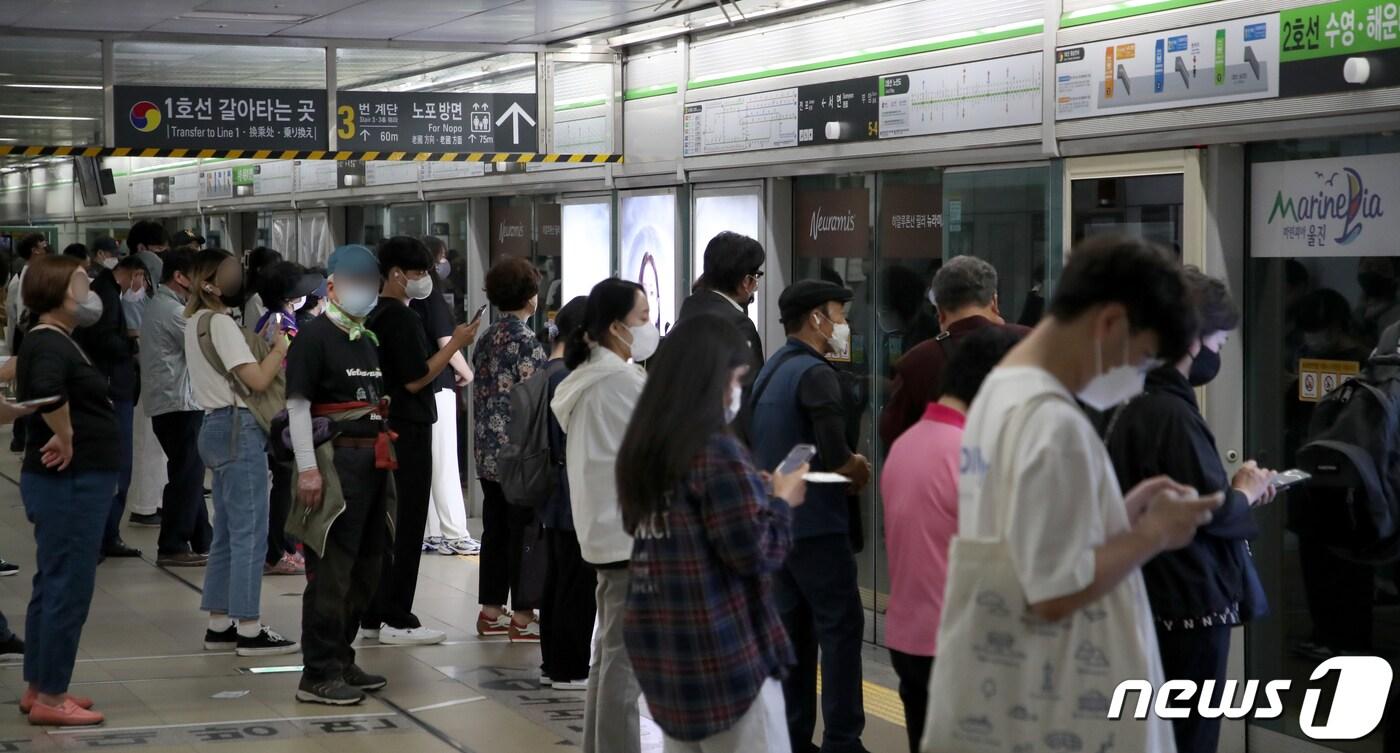 부산 부산진구 2호선 서면역 승강장이 승객들로 북적이고 있다. 2022.9.29/뉴스1 ⓒ News1