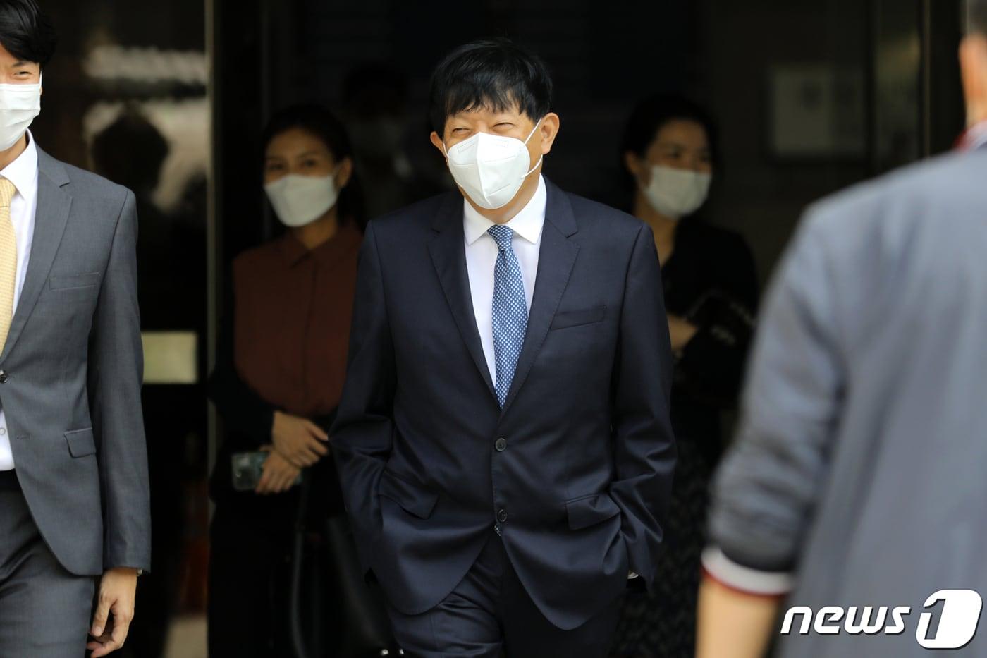 이재웅 쏘카 전 대표가 29일 오후 서울 서초구 중앙지방법원에서 &#39;타다 불법 논란&#39; 관련 여객자동차운수사업위반 선고공판에서 무죄를 선고 받은 뒤 웃으며 밖으로 나오고 있다. 차량호출 서비스 &#39;타다&#39;를 운영, 사실상 면허 없이 택시 영업을 한 혐의로 재판에 넘겨진 이재웅 전 쏘카 대표는 2심에서도 무죄를 선고받았다. 2022.9.29/뉴스1 ⓒ News1 이승배 기자