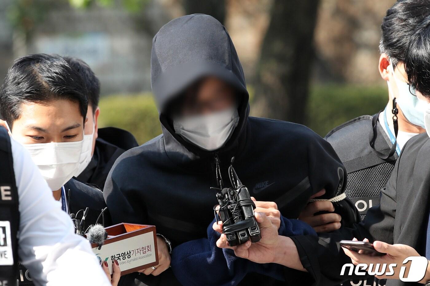본문 이미지 - 서울 관악구 신림동 고시원 건물주 살해 사건 용의자 A씨가 29일 오후 서울 서초구 서울중앙지방법원에서 열린 구속 전 피의자 심문(영장실질심사)에 출석하고 있다. . 2022.9.29/뉴스1 ⓒ News1 이승배 기자