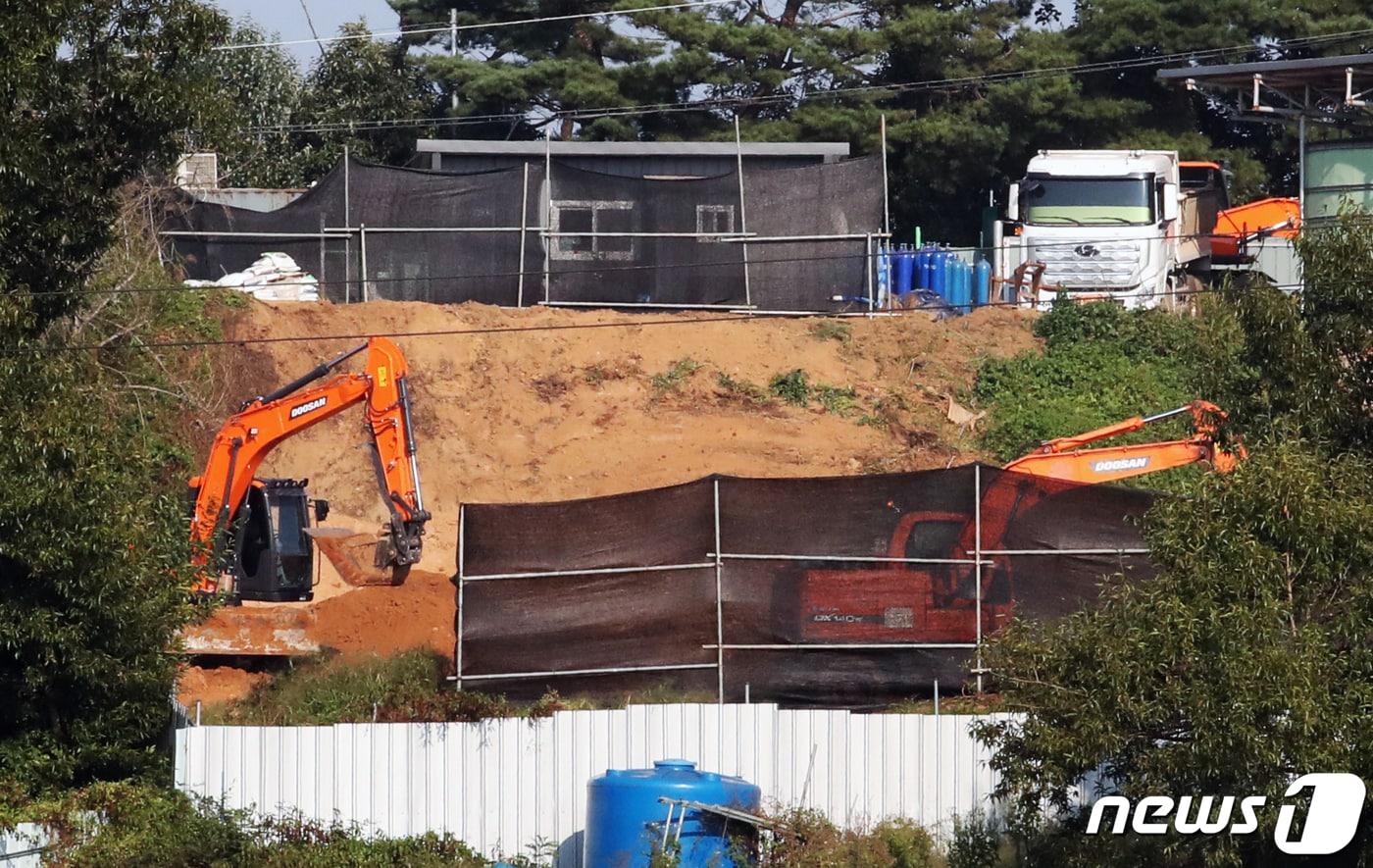 본문 이미지 - 돼지 살처분 현장 (자료사진) 2022.9.29/뉴스1 ⓒ News1 정진욱 기자