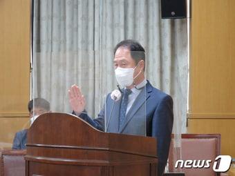 본문 이미지 - 연규양 대전교통공사 임용 후보자가 29일 대전시의회 인사청문간담특별위원회에 참석해 선서를 하고 있다. ⓒ News1 김경훈 기자