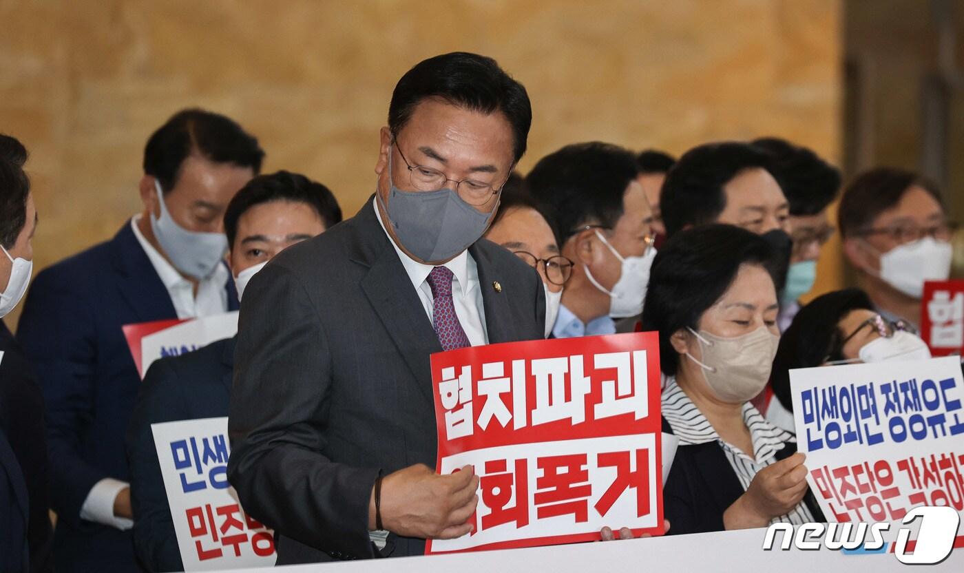 본문 이미지 - 정진석 국민의힘 비상대책위원장과 의원들이 29일 서울 여의도 국회에서 열린 본회의를 앞두고 박진 외교부 장관 해임안 상정에 반대하는 손 피켓을 들고 있다. (공동취재) 2022.9.29/뉴스1 ⓒ News1 이재명 기자