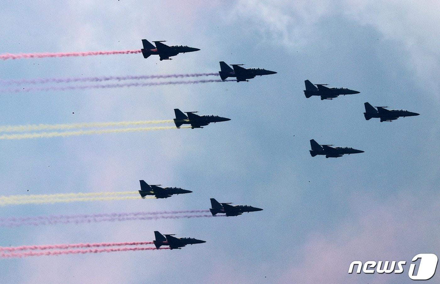 29일 충남 계룡시 계룡대에서 열린 제74주년 국군의날 미디어데이 행사에서 TA-50, FA-50 편대가 기동시범을 보이고 있다. 2022.10.1/뉴스1 ⓒ News1 박세연 기자