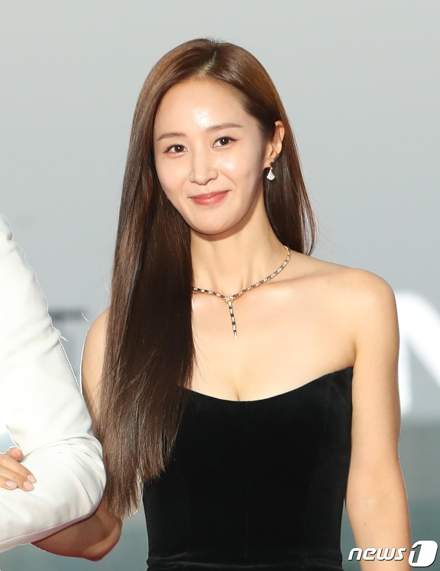 본문 이미지 - 소녀시대 유리가 29일 오후 경기도 고양시 일산 킨텍스에서 열린 ‘2022 APAN STAR AWARDS’에서 레드카펫을 밟고 있다. 2022.9.29/뉴스1 ⓒ News1 권현진 기자