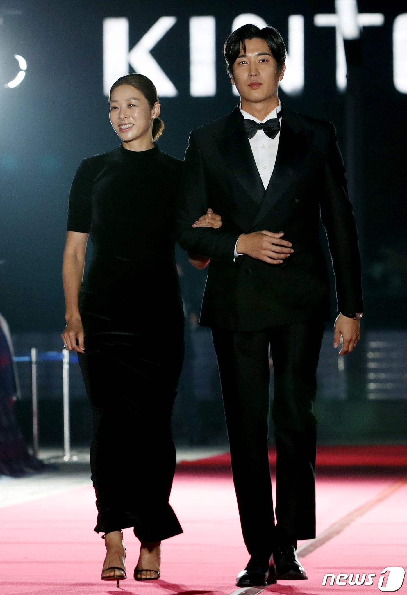 본문 이미지 - 배우 장신영, 강경준 부부 ⓒ News1 권현진 기자