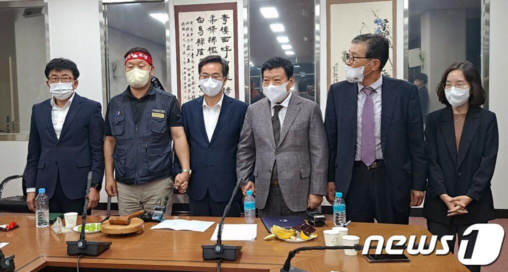 본문 이미지 - 30일 새벽 경기 수원시 한국노총 경기본부 사무실에서 경기 버스 노사가 재협상 타결 후 김동연 경기지사(왼쪽 세번째)와 기념촬영을 하고 있다. (경기버스노조협의회 제공) 2022.9.30/뉴스1