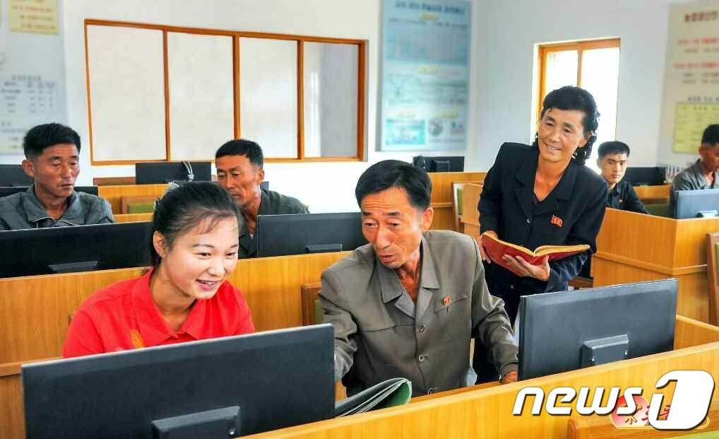 본문 이미지 - (평양 노동신문=뉴스1) = 북한 노동당 기관지 노동신문은 30일 "과학농사제일주의를 일관하게 높이 들고 나가자"라고 촉구했다. 사진은 숙천군 약전농장 노동자들로 "과학 농사의 주인으로 준비해나가고 있다"라고 신문은 전했다. [국내에서만 사용가능. 재배포 금지. DB 금지. For Use Only in the Republic of Korea. Redistribution Prohibited] rodongphoto@news1.kr